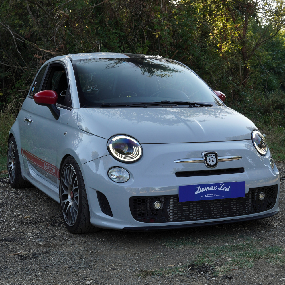 Fari Full LED Anteriori Abarth Fiat 500 (2008–2025) – Vista laterale con fari accesi | Front LED headlights for Abarth & Fiat 500 (2008–2025) – Side view with lights on | Phares avant Full LED Abarth & Fiat 500 (2008–2025) – Vue latérale avec phares allumés