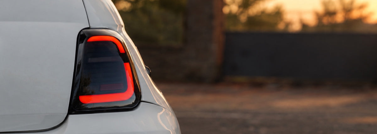 Faro LED posteriore DEMAX Serie 2 montato su Fiat 500 Abarth al tramonto