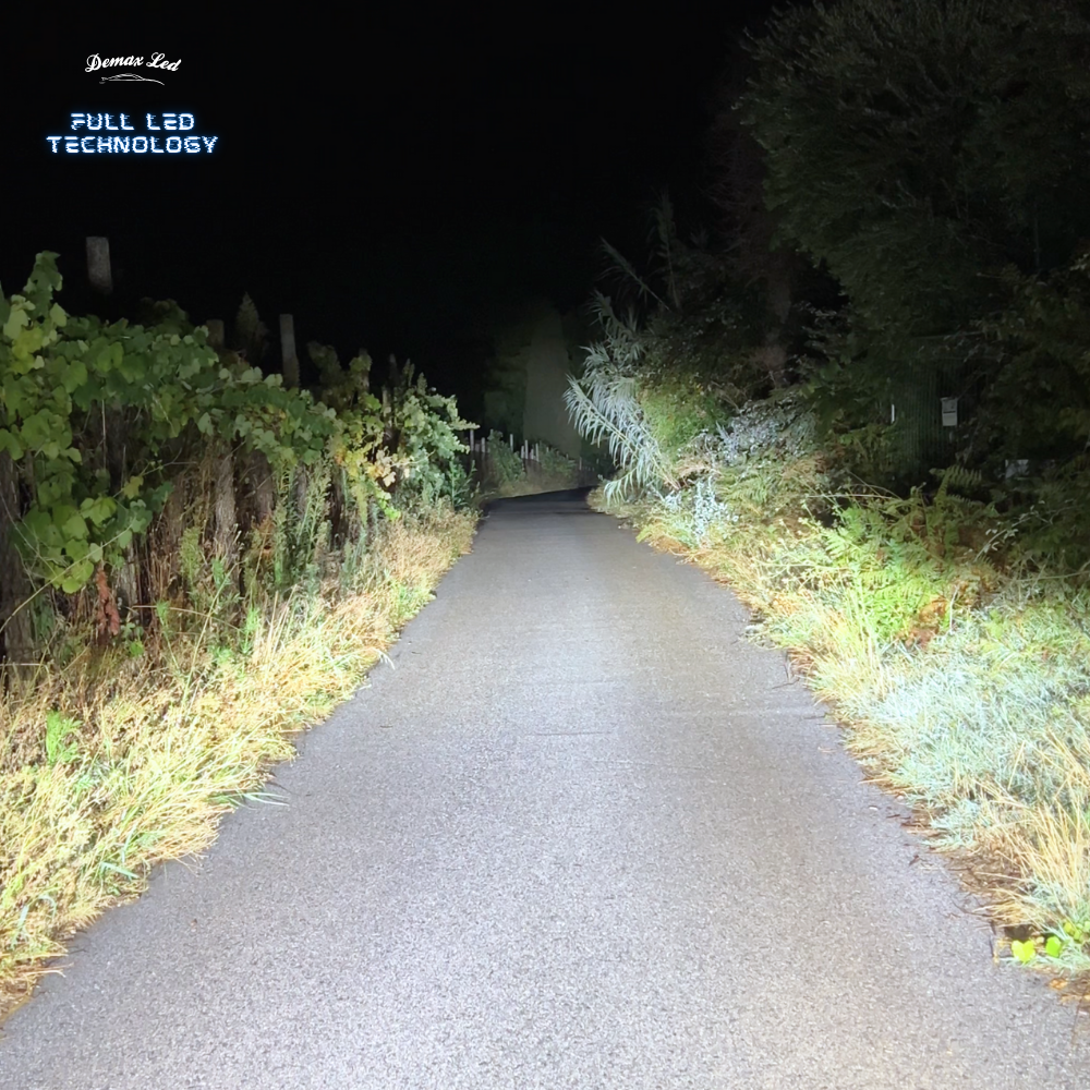 Fari Full LED Anteriori Abarth Fiat 500 (2008–2025) – Fascio abbaglianti LED su strada di notte | Front LED headlights for Abarth & Fiat 500 (2008–2025) – LED high beam light pattern at night | Phares avant Full LED Abarth & Fiat 500 (2008–2025) – Faisceau des phares LED de nuit