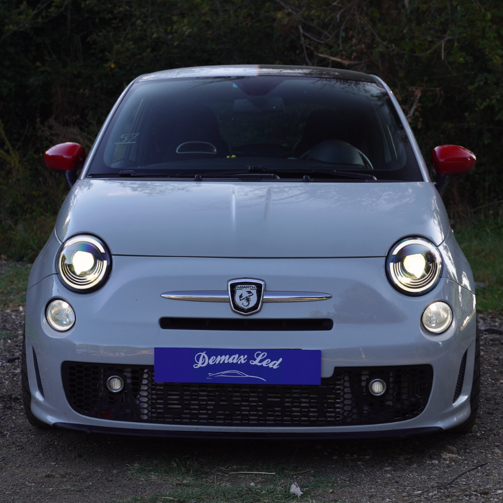 Fari Full LED Anteriori Abarth Fiat 500 (2008–2025) – Anabbaglianti LED accesi | Front LED headlights for Abarth & Fiat 500 (2008–2025) – High beam LED lights on | Phares avant Full LED Abarth & Fiat 500 (2008–2025) – Phares de route LED allumés