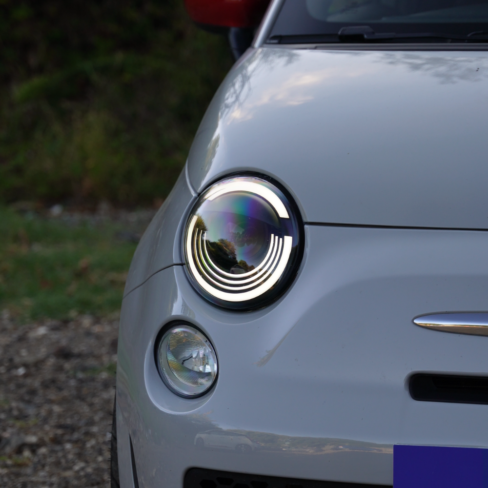 Fari Full LED Anteriori Abarth Fiat 500 (2008–2025) – Dettaglio proiettore LED | Front LED headlights for Abarth & Fiat 500 (2008–2025) – LED headlight close-up | Phares avant Full LED Abarth & Fiat 500 (2008–2025) – Détail du projecteur LED