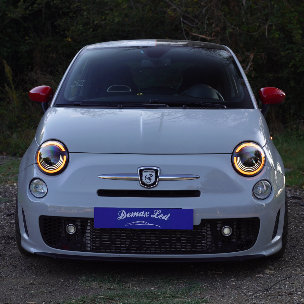 Fari Full LED Anteriori Abarth Fiat 500 (2008–2025) – Indicatori di direzione a LED accesi | Front LED headlights for Abarth & Fiat 500 (2008–2025) – LED turn signals on | Phares avant Full LED Abarth & Fiat 500 (2008–2025) – Clignotants LED allumés