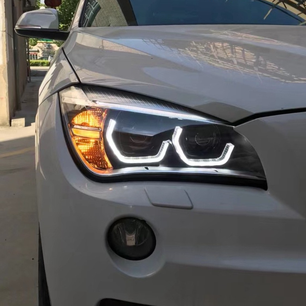 BMW X1 E84 LED headlights turn signal active on car
Phares LED BMW X1 E84 clignotant actif sur véhicule