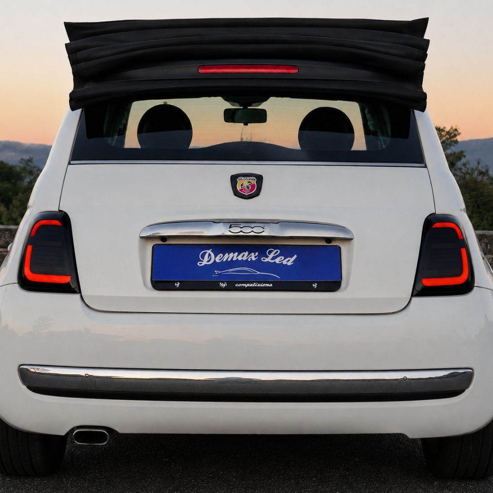 Fiat 500 Cabrio with DEMAX Series 2 Full LED tail lights illuminated | Fiat 500 Cabrio avec feux arrière Full LED DEMAX Série 2 allumés
fari-led-posteriori-demax-serie-2-accesi-di-sera