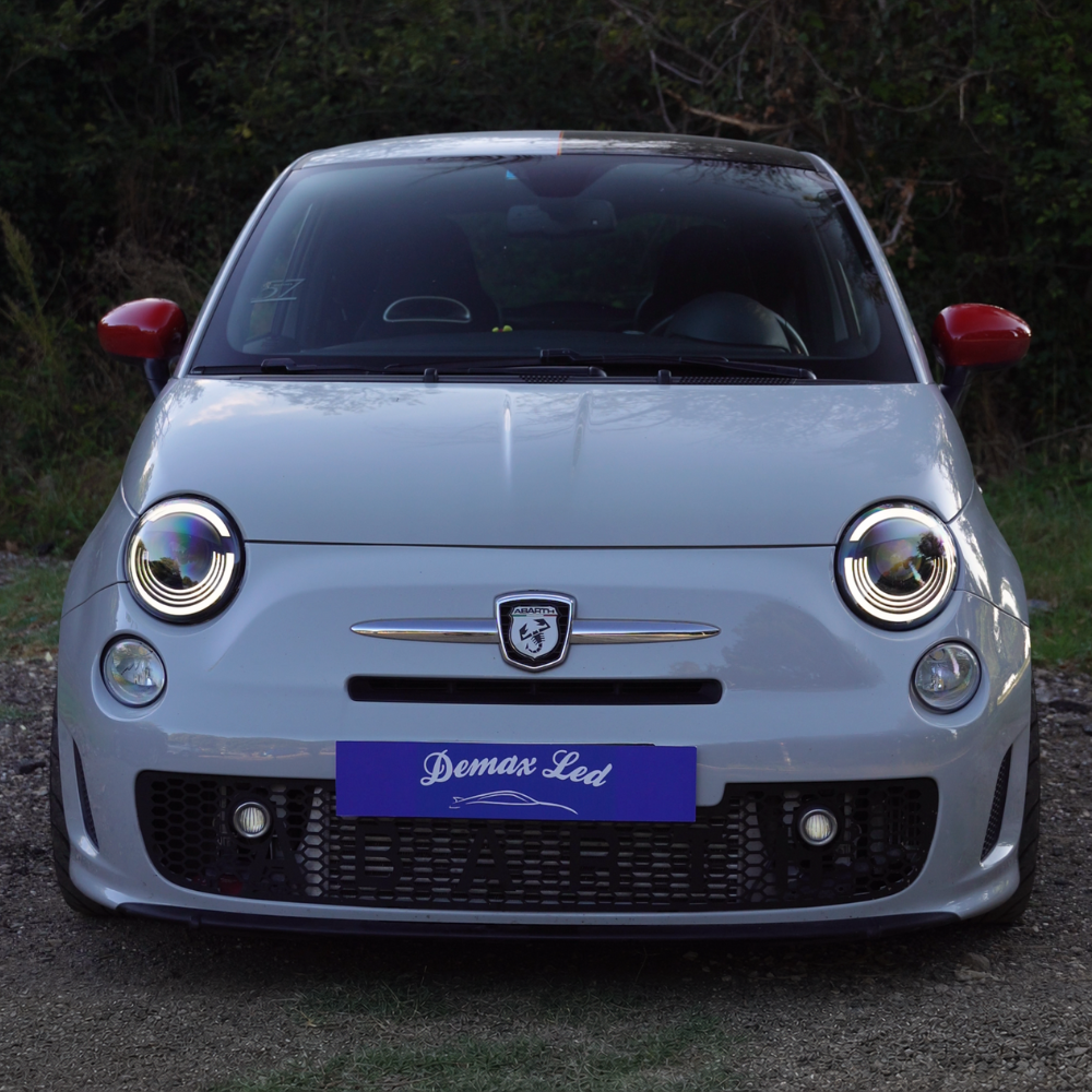 Nahaufnahme des Standlichts der Voll-LED-Scheinwerfer Fiat 500 und Abarth