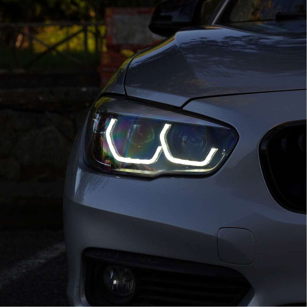 Front detail of LED headlights installed on BMW 1 Series F20 F21 LCI 2015–2019
Détail avant des phares LED installés sur BMW Série 1 F20 F21 LCI 2015–2019