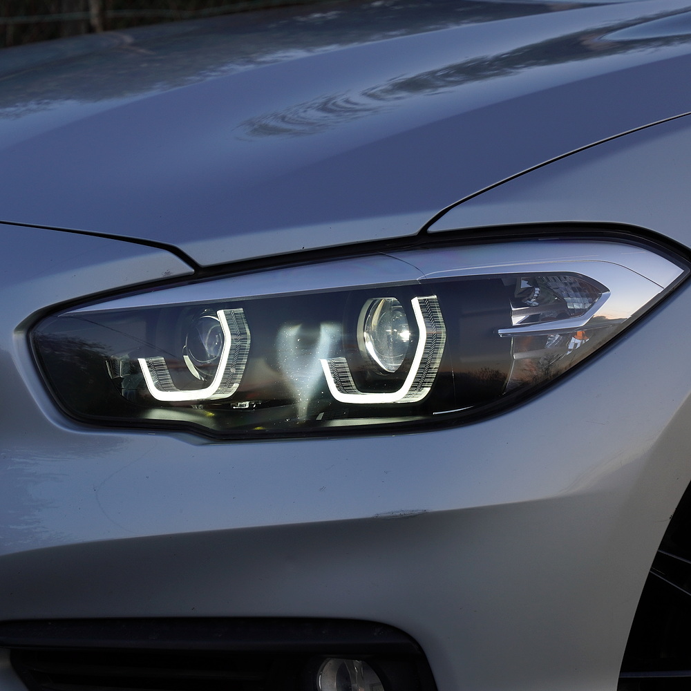 Détail latéral des feux de jour LED BMW Série 1 F20/F21 LCI