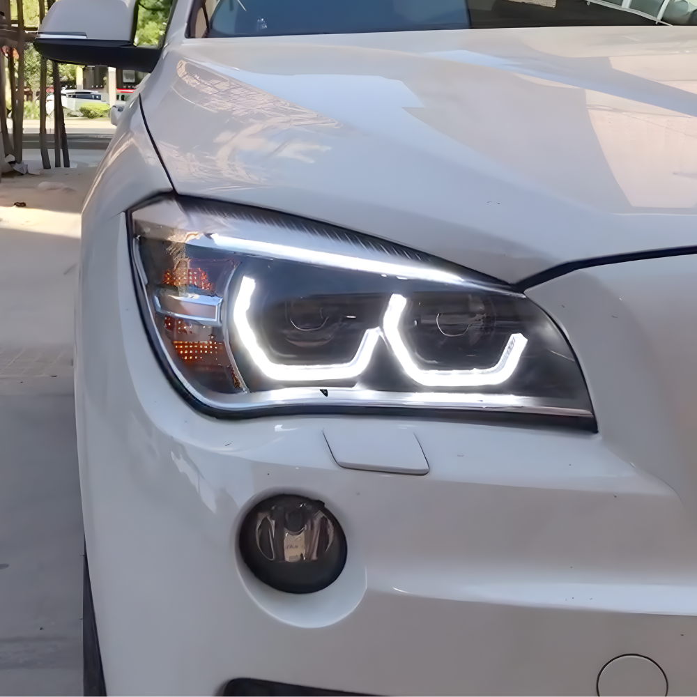BMW X1 E84 LED headlights detail close-up

Détail phare LED BMW X1 E84 gros plan