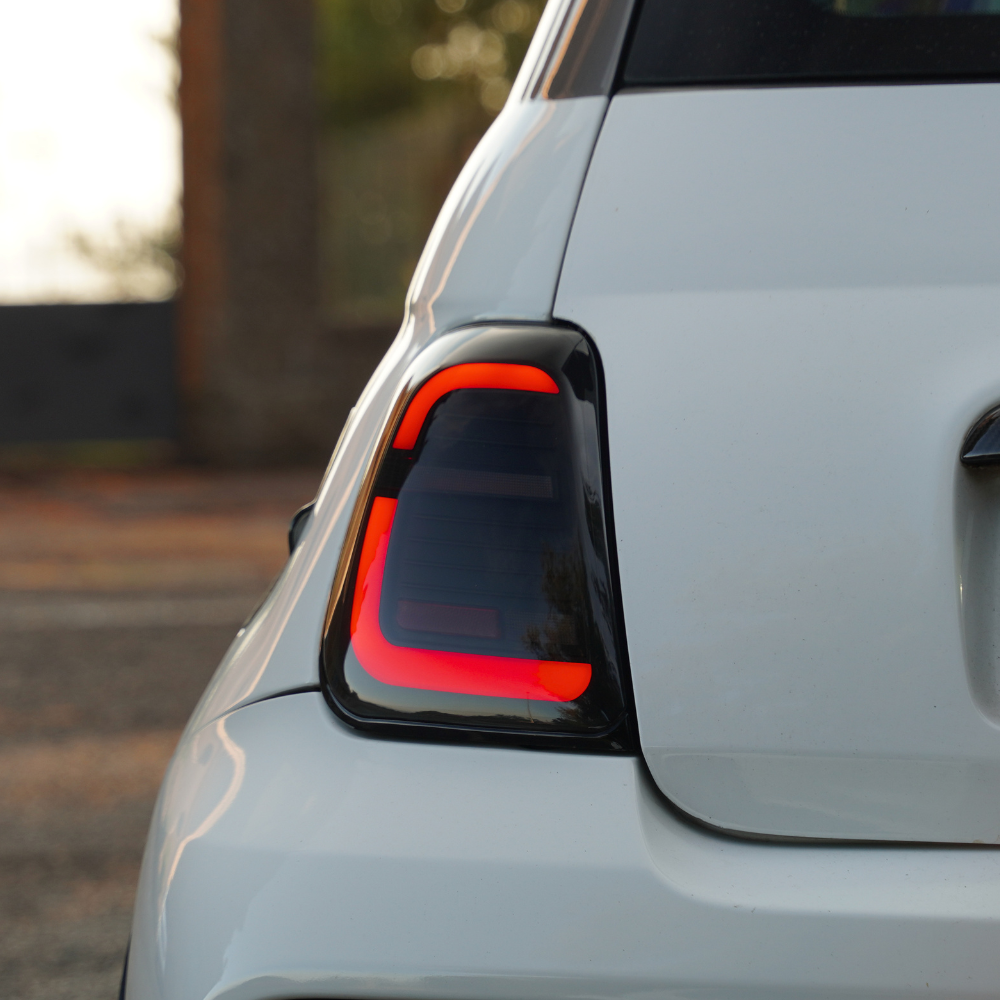 Close-up of the illuminated right DEMAX Series 2 Full LED tail light | Détail du feu arrière droit Full LED DEMAX Série 2 allumé